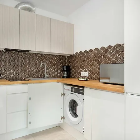 Modern With Smart Tv & Wifi Only 500 M From The Sea By Renters شقة *
