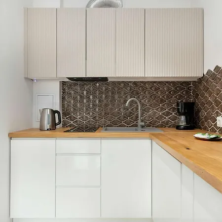 Modern With Smart Tv & Wifi Only 500 M From The Sea By Renters شقة *