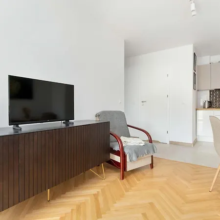 Modern With Smart Tv & Wifi Only 500 M From The Sea By Renters شقة *