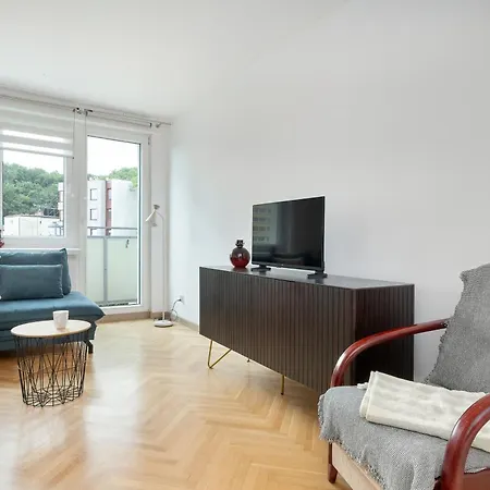 Modern With Smart Tv & Wifi Only 500 M From The Sea By Renters شقة غدينيا