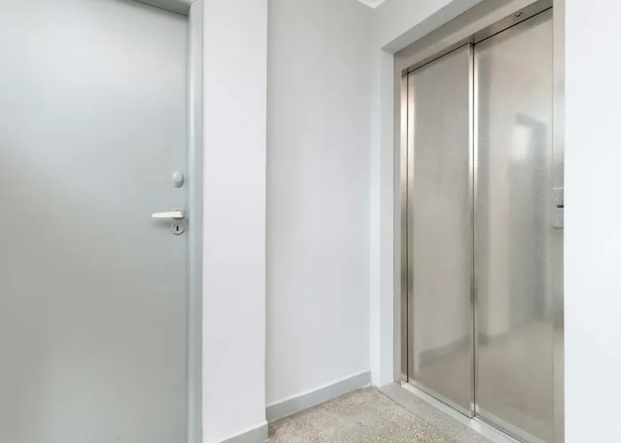 Modern With Smart Tv & Wifi Only 500 M From The Sea By Renters Lägenhet